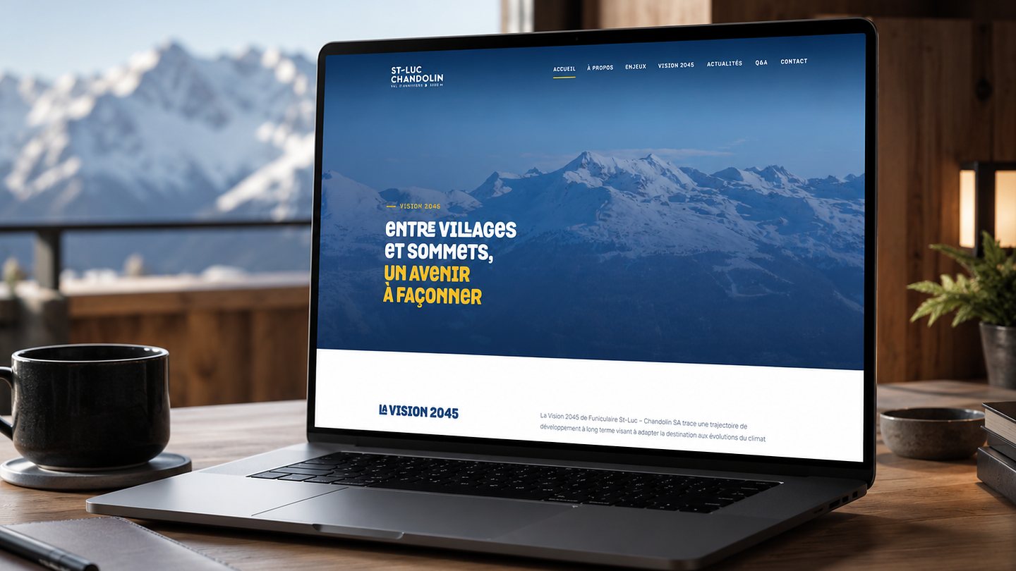 Le site Vision 2045 affiché sur l’écran d’un ordinateur portable, devant une fenêtre ouverte sur les sommets enneigés